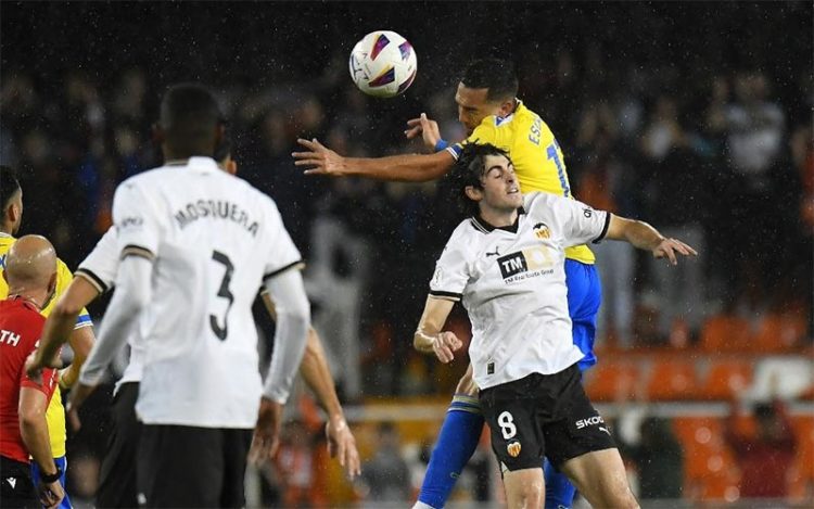 Disputando una pelota en el centro del campo / FOTO: Cádiz CF