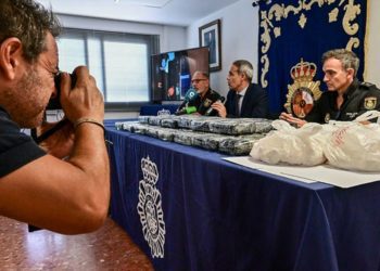 Ofreciendo detalles de la operación, junto a la droga / FOTO: Eulogio García