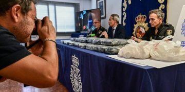 Ofreciendo detalles de la operación, junto a la droga / FOTO: Eulogio García