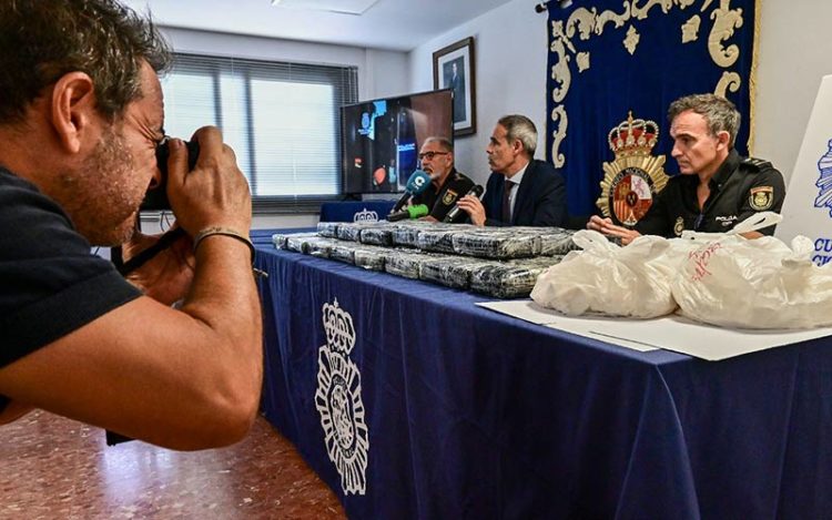 Ofreciendo detalles de la operación, junto a la droga / FOTO: Eulogio García