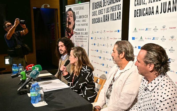 Presentando la muestra y los espectáculos en La Merced / FOTO: Eulogio García