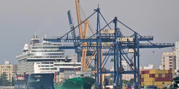 Un crucero y un buque de contenedores en la misma estampa del puerto gaditano / FOTO: Eulogio García