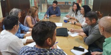 Reunidos políticos y técnicos / FOTO: Ayto.