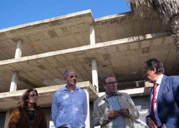 El alcalde charla con los promotores del proyecto / FOTO: Ayto.
