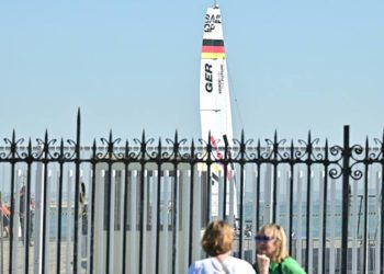 La SailGP tras la verja del muelle / FOTO: Eulogio García