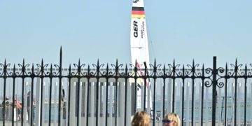 La SailGP tras la verja del muelle / FOTO: Eulogio García
