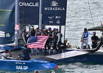 El alcalde trata de felicitar en el mar a los tripulantes norteamericanos / FOTO: Eulogio García