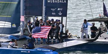 El alcalde trata de felicitar en el mar a los tripulantes norteamericanos / FOTO: Eulogio García