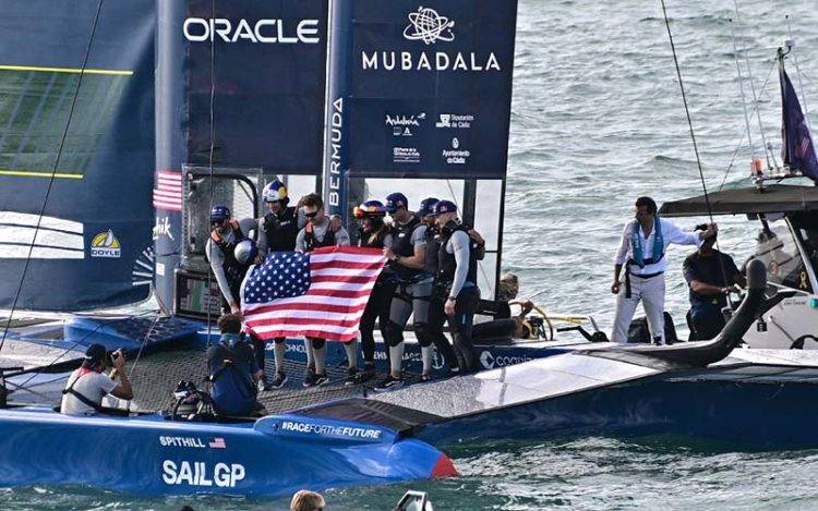El alcalde trata de felicitar en el mar a los tripulantes norteamericanos / FOTO: Eulogio García