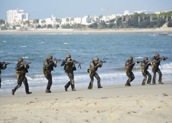 Jugando a la guerra en la playa del Chorrillo / FOTO: Ministerio de Defensa