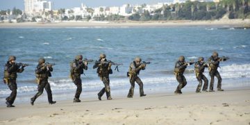Jugando a la guerra en la playa del Chorrillo / FOTO: Ministerio de Defensa