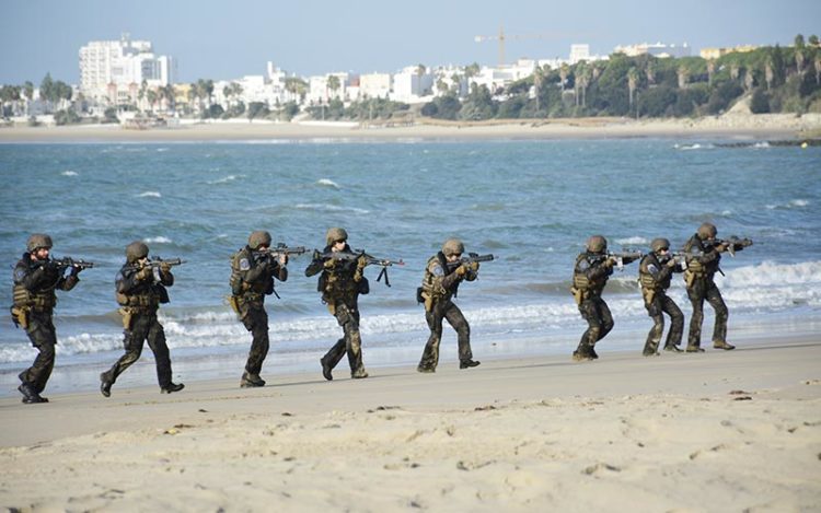 Jugando a la guerra en la playa del Chorrillo / FOTO: Ministerio de Defensa