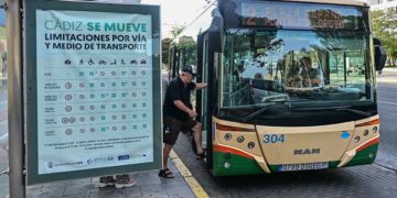 Subiendo al bus de la línea 2 / FOTO: Eulogio García
