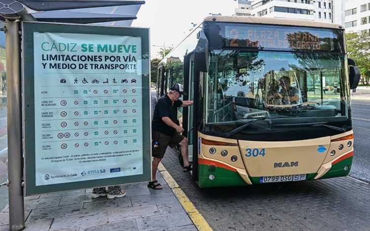 Subiendo al bus / FOTO: Eulogio García