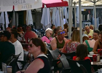 Lleno en una terraza del centro de Cádiz en agosto / FOTO: Eulogio García