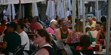 Lleno en una terraza del centro de Cádiz en agosto / FOTO: Eulogio García
