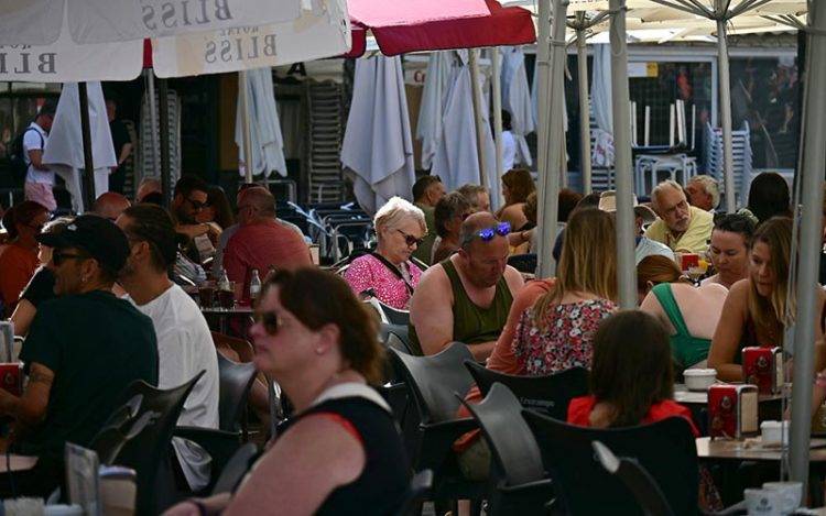 Lleno en una terraza del centro de Cádiz en agosto / FOTO: Eulogio García