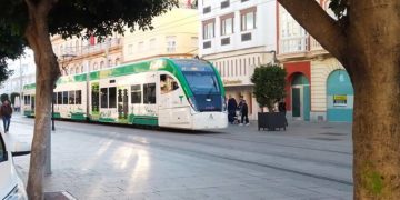 Circulando por la calle Real de La Isla / FOTO: DBC