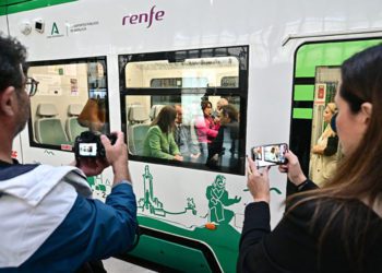 La consejera subida al tranvía junto a los alcaldes de Cádiz y Chiclana / FOTO: Eulogio García