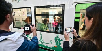 La consejera subida al tranvía junto a los alcaldes de Cádiz y Chiclana / FOTO: Eulogio García