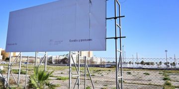 La valla que anuncia el futuro hospital en los terrenos de CASA / FOTO: Eulogio García