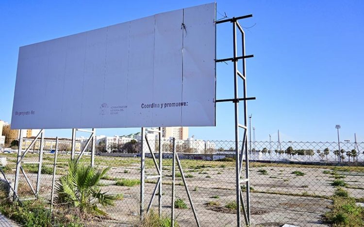 La valla que anuncia el futuro hospital en los terrenos de CASA / FOTO: Eulogio García