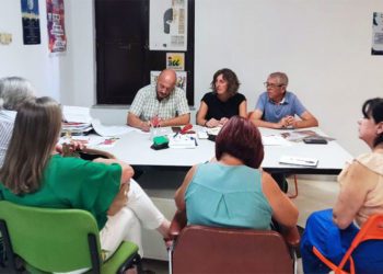 Vecinos reunidos con los dos concejales de La Confluencia / FOTO: La Confluencia