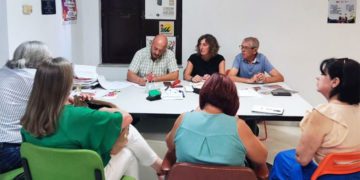 Vecinos reunidos con los dos concejales de La Confluencia / FOTO: La Confluencia