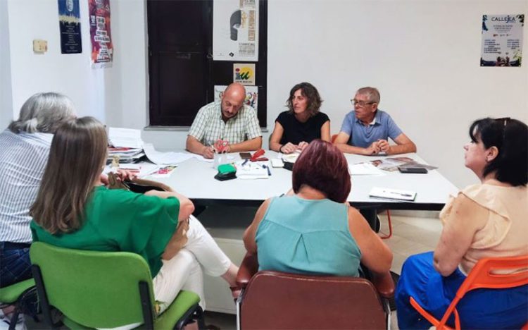 Vecinos reunidos con los dos concejales de La Confluencia / FOTO: La Confluencia