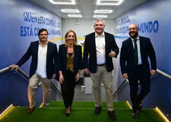 Vizcaíno y Contreras acompañando a los representantes de la Diputación al terreno de juego / FOTO: Eulogio García