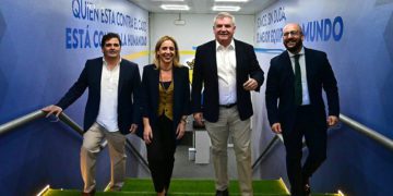 Vizcaíno y Contreras acompañando a los representantes de la Diputación al terreno de juego / FOTO: Eulogio García