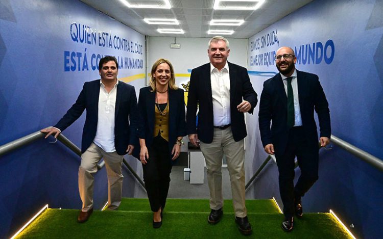 Vizcaíno y Contreras acompañando a los representantes de la Diputación al terreno de juego / FOTO: Eulogio García