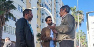 García y De la Cruz charlan con el presidente de la AVV / FOTO: Adelante