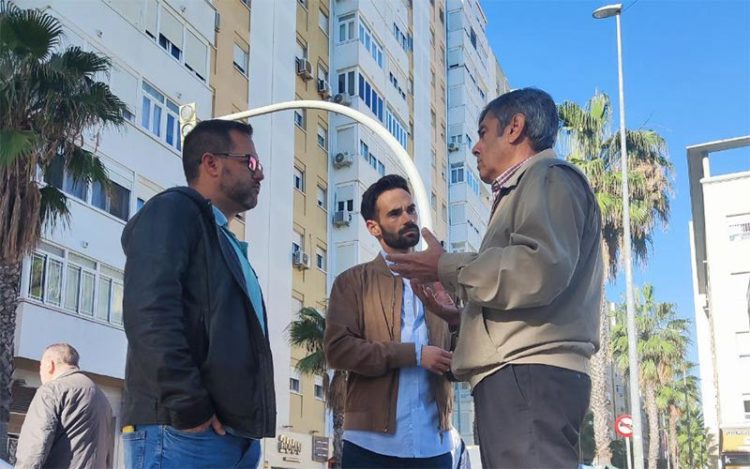 García y De la Cruz charlan con el presidente de la AVV / FOTO: Adelante