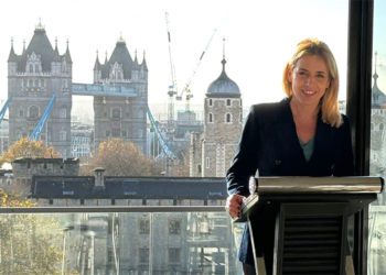 La presidenta de la Diputación ya tiene su foto con el Tower Bridge / FOTO: Diputación