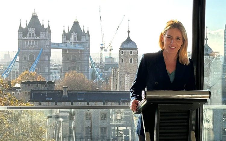 La presidenta de la Diputación ya tiene su foto con el Tower Bridge / FOTO: Diputación