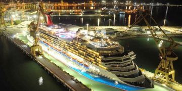 Estampa nocturna del crucero Carnival Freedom en el astillero de Cádiz / FOTO: Navantia