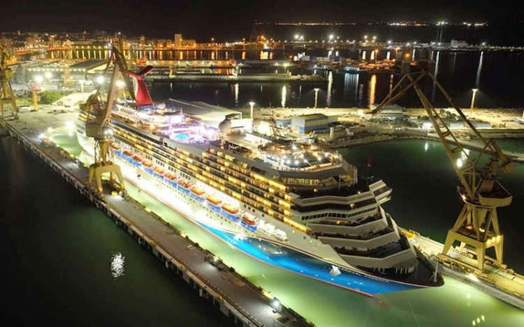 Estampa nocturna del crucero Carnival Freedom en el astillero de Cádiz / FOTO: Navantia