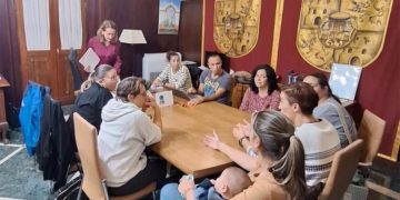 Salvador reunida con padres y madres de los coles afectados / FOTO: Ayto.