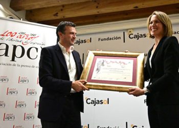 Recogiendo el diploma acreditativo de manos del alcalde popular / FOTO: Eulogio García