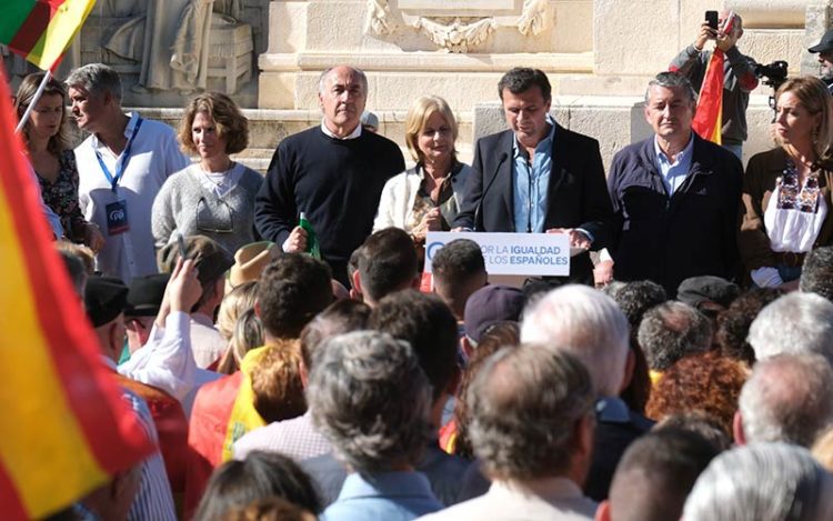 El presidente del PP gaditano en la concentración del 12-N / FOTO: Ereagafoto