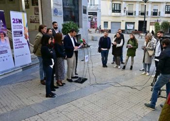 Presentando la programación a las puertas del Centro Integral de la Mujer / FOTO: Eulogio García