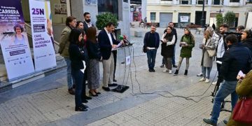 Presentando la programación a las puertas del Centro Integral de la Mujer / FOTO: Eulogio García