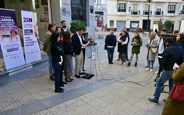 Presentando la programación a las puertas del Centro Integral de la Mujer / FOTO: Eulogio García