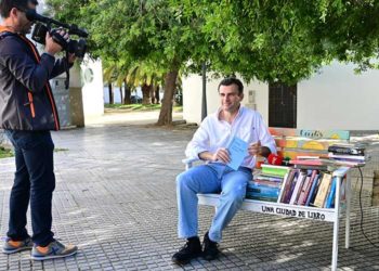 El entonces candidato del PP y su escenografía libresca / FOTO: Eulogio García
