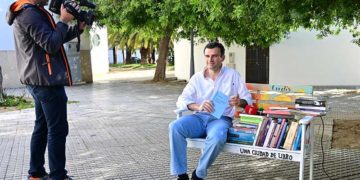 El entonces candidato del PP y su escenografía libresca / FOTO: Eulogio García