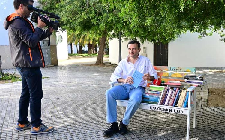 El entonces candidato del PP y su escenografía libresca / FOTO: Eulogio García