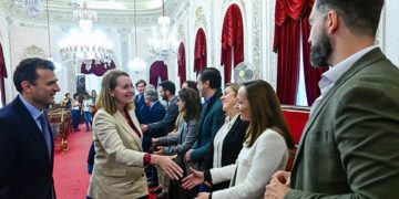 Saludos a los concejales en el salón de plenos / FOTO: Eulogio García