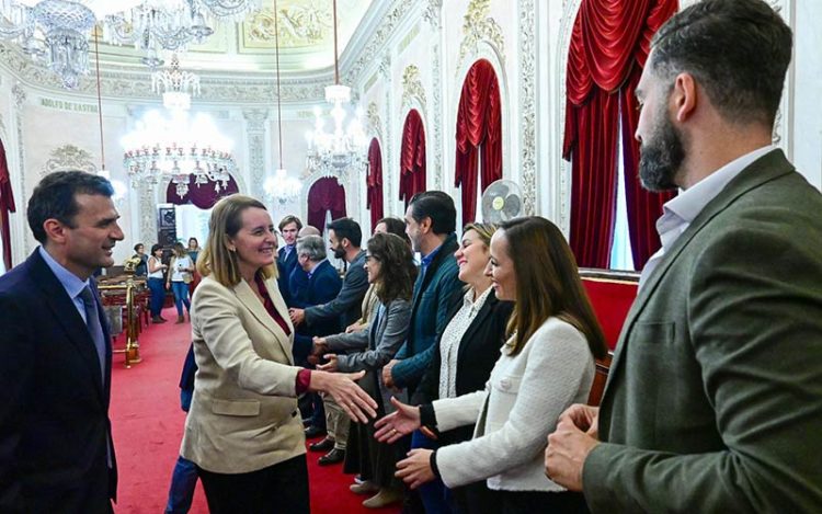 Saludos a los concejales en el salón de plenos / FOTO: Eulogio García