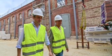 García y Cossi supervisaban en verano las obras en los depósitos de tabaco / FOTO: Eulogio García